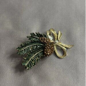 Vintage Pinecone & Ribbon Brooch – Holiday Elegance